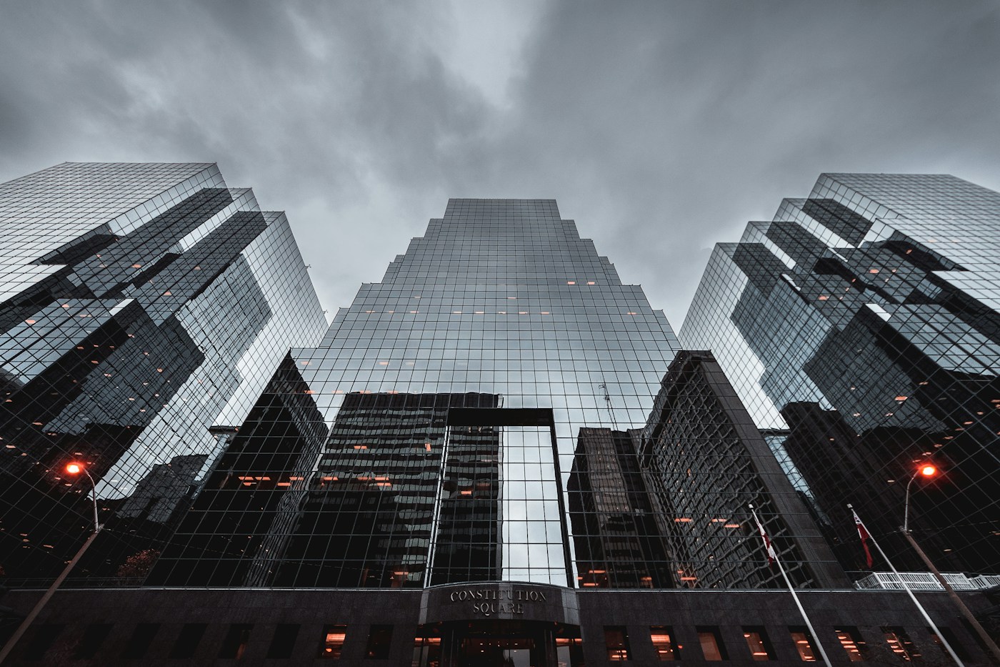 Perspectiva ascendente de tres edificios de oficinas con fachadas de cristal